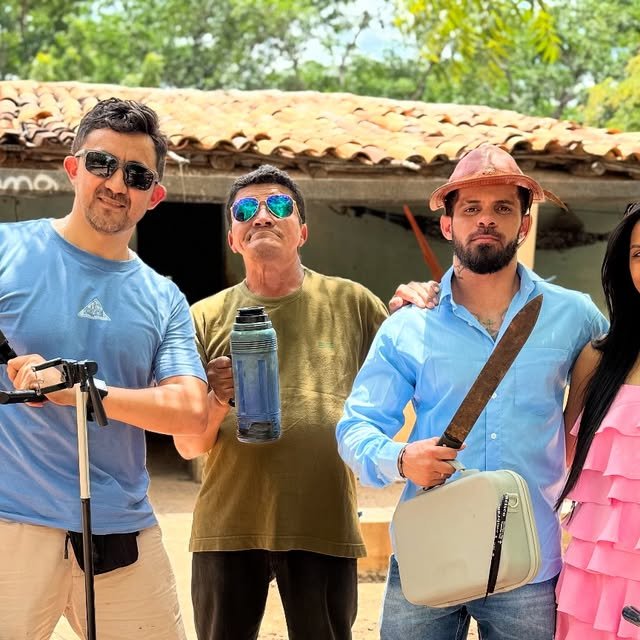 Elenco e equipe nos bastidores da gravação do clipe Cafezinho