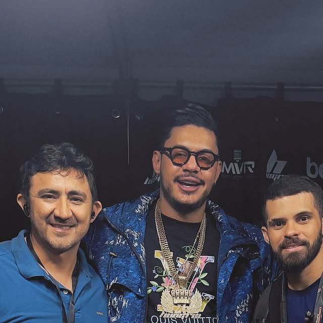 Equipe da Promo Mídia ao lado do cantor Hungria Hip Hop no Festejo do Povo em Cocal