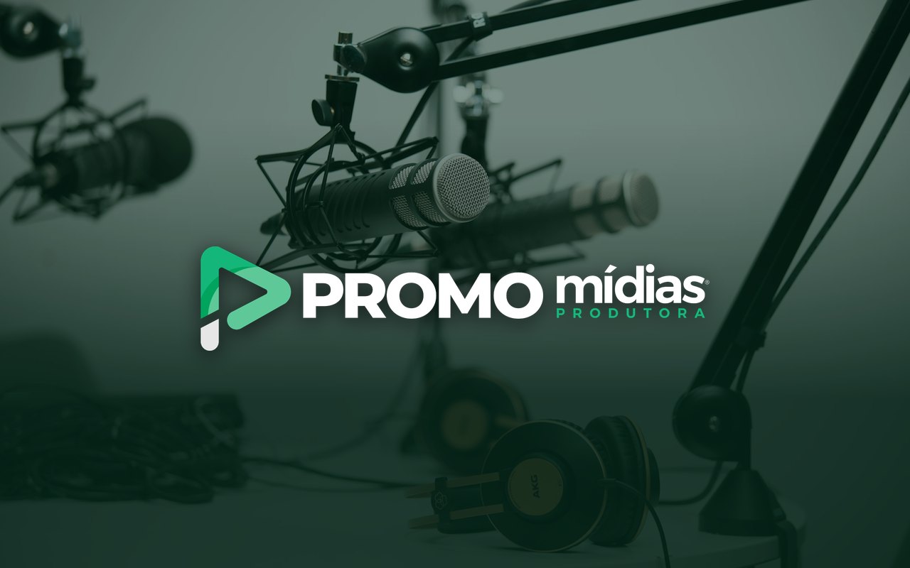Mesa de podcast com microfones e fones de ouvido e a logo da Promo Mídias