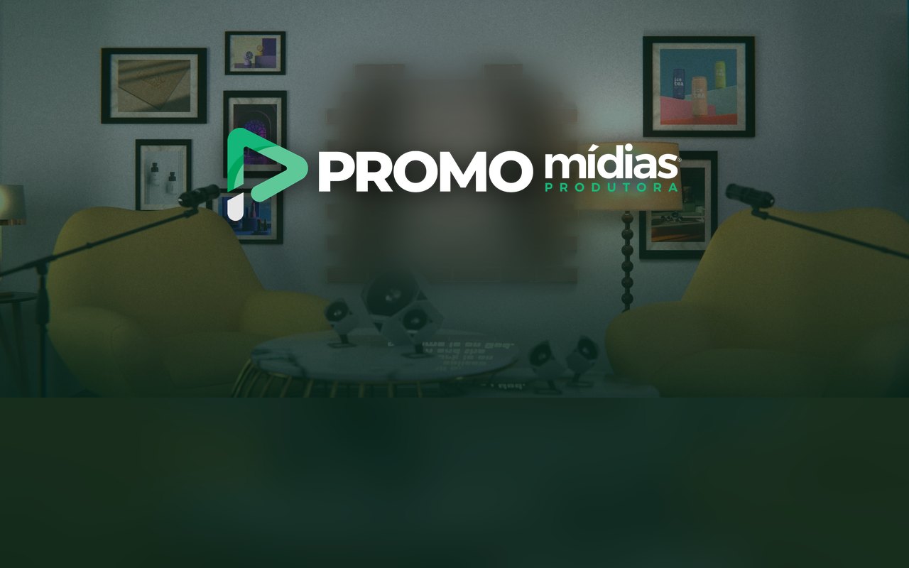 Estúdio de podcast com poltronas e microfones e a logo da Promo Mídias